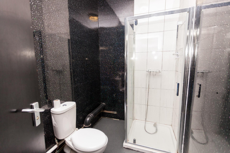 Bathroom 3, Budget Hostel, Newcastle upon Tyne