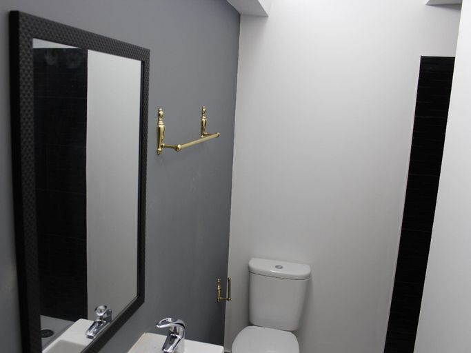 Bathroom, Largo da Se Guest House - HOrigem, Lisbon
