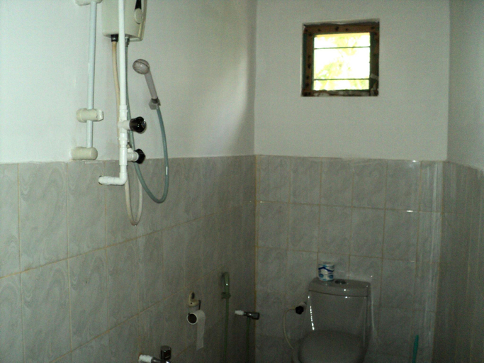 Bathroom 2, Shivas Beach Resort, Trincomalee Town and Gravets