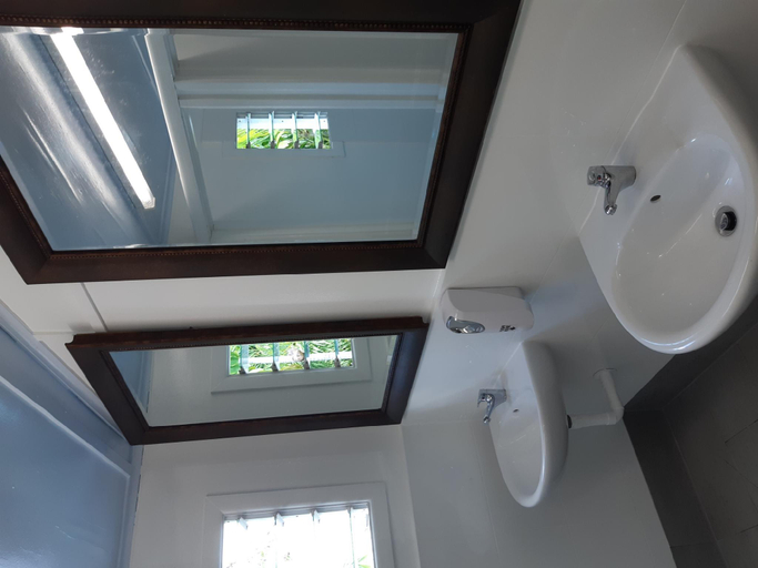 Bathroom 4, Travellers Paradise Heritage Historical, Cairns