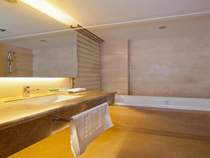 Bathroom 4, Sanlitun Xin Xiang Ya Yuan Apartment, Beijing