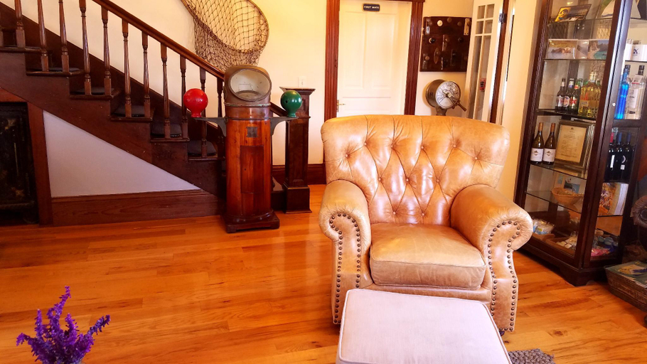 Public Area 2, Captain's Inn at Moss Landing, Monterey