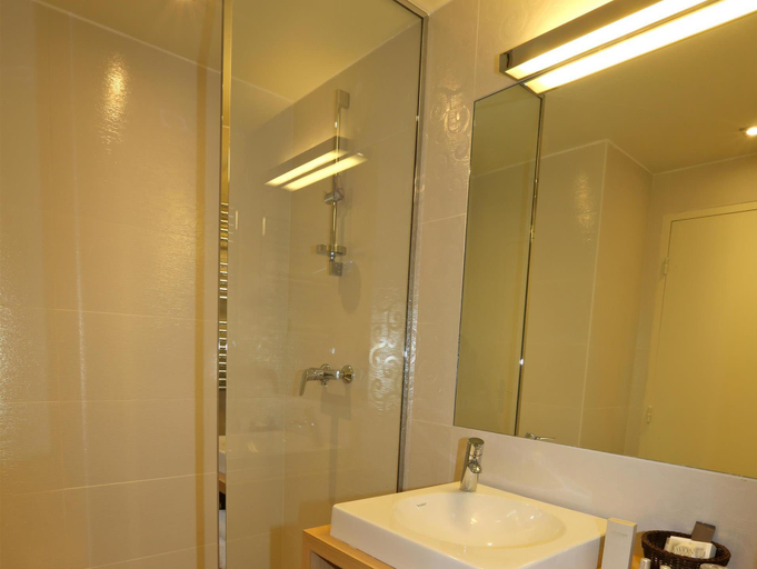 Bathroom 3, Kyriad Paris 18 - Porte de Clignancourt - Montmartre, Paris