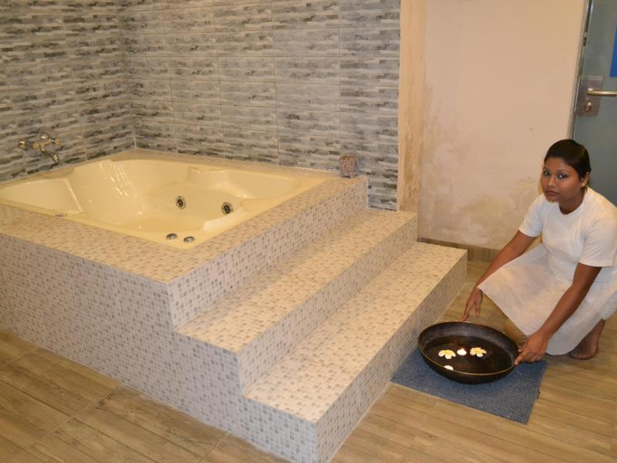 Bathroom, Hotel Sobti Continental, Udham Singh Nagar