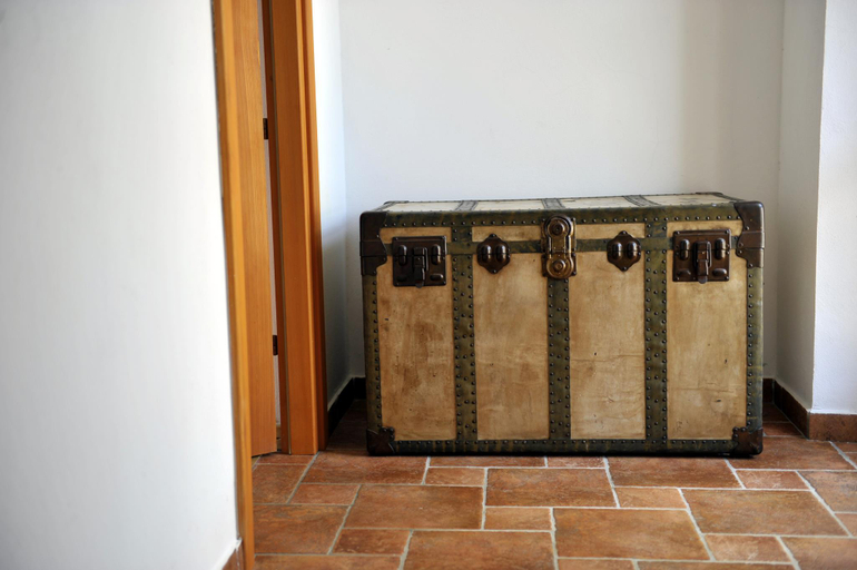 Others 5, Aunt Regina House, Sali