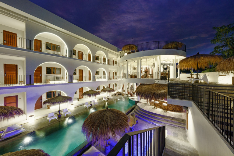 Exterior & Views 13
