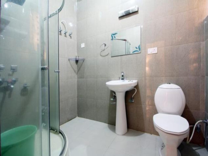 Bathroom 3, Hotel Deodar Villa, Kangra