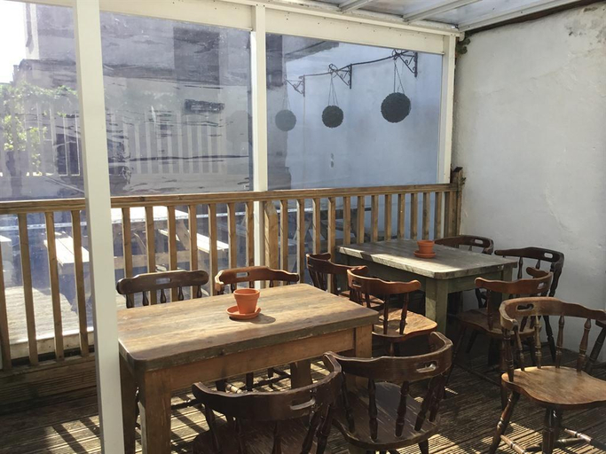 Others 5, The Dock Inn, Cornwall