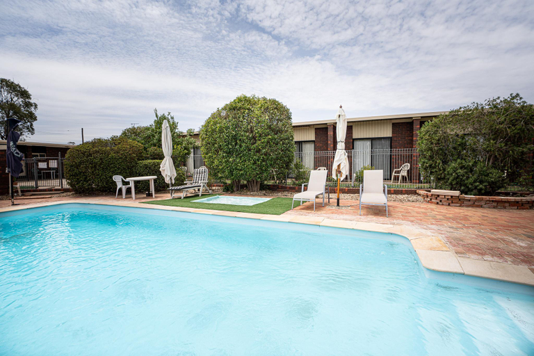 Others 3, Riviana Motel, Deniliquin