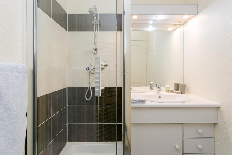 Bathroom 3, Furnished Apartments Les Josephines, Hauts-de-Seine