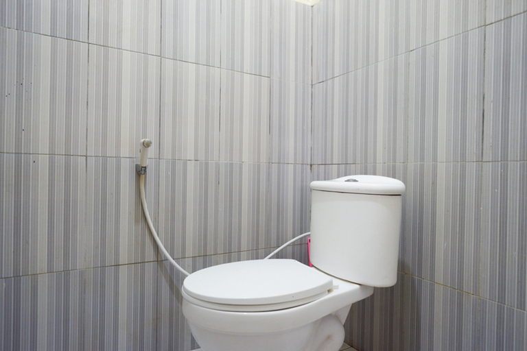 Bathroom 4, RedDoorz Syariah near Alun Alun Pacitan 2, Pacitan