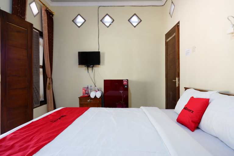 Bedroom 3, RedDoorz Syariah near Alun Alun Pacitan 2, Pacitan