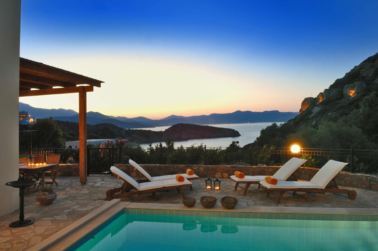 Others 3, Spacious villa with private pool and sea view, just 150 meters from the sea, Crete