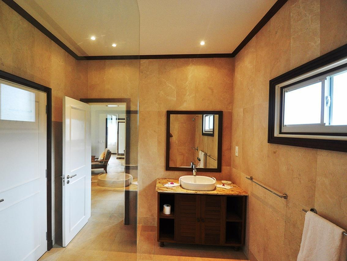 Bathroom 4, Cote d'Or Footprints Chalets