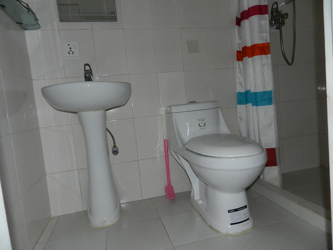 Bathroom 1, Le Rhododendron Chambres Dhotes B & B, Bagmati