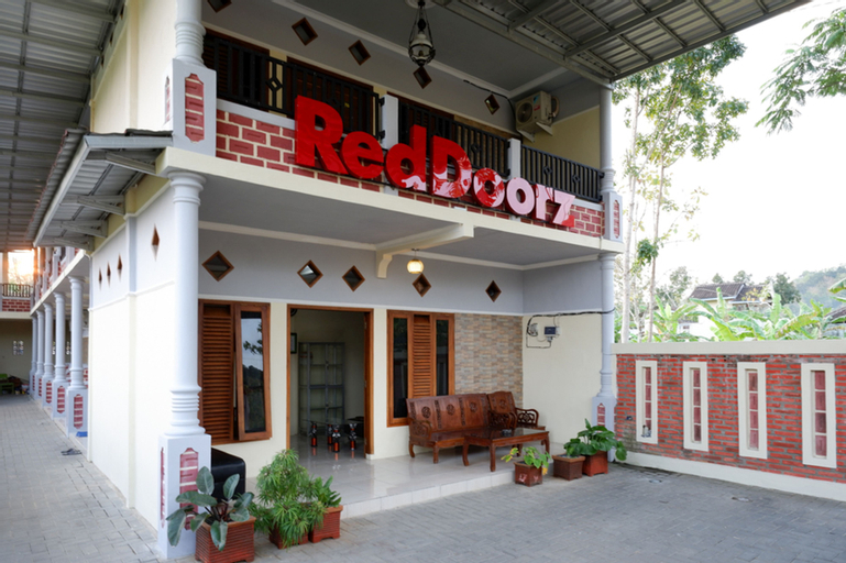 RedDoorz Syariah near Alun Alun Pacitan 2, Pacitan