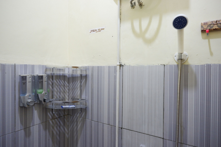 Bathroom 4, RedDoorz Syariah near Alun Alun Pacitan 2, Pacitan