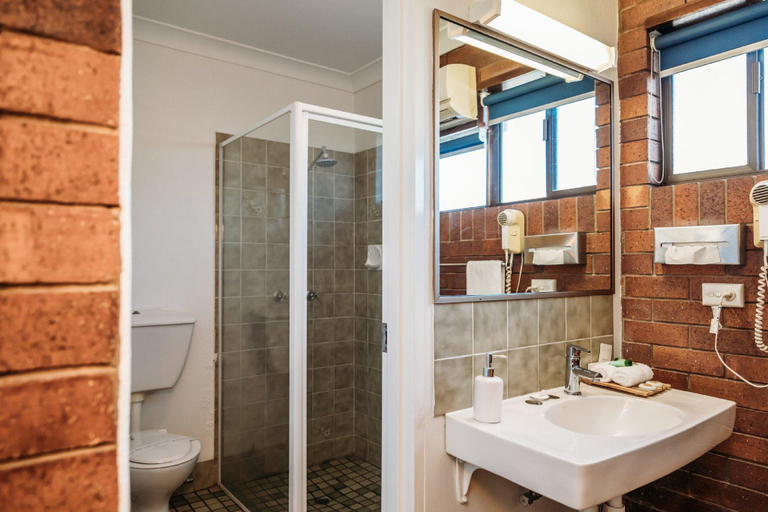 Bathroom 4, Country Pathfinder Motor Inn, Dalby