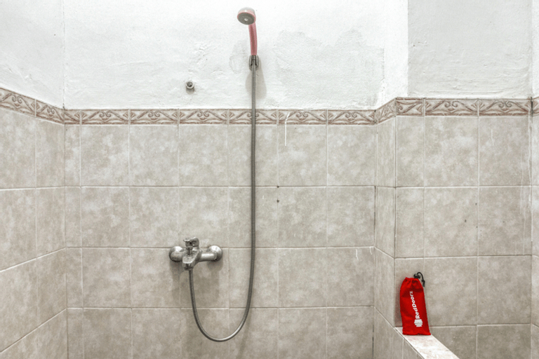 Bathroom 4, RedDoorz Syariah @ Raya Tajem Maguwo, Sleman