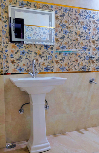 Bathroom 2, The Silverspring, Darjiling
