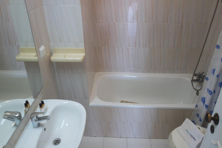 Bathroom 3, B25 - Candimar Beach Apartment, Portimão