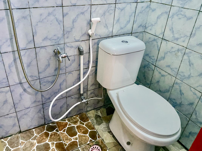 Bathroom 4, Griya Asri Syariah Mitra RedDoorz, Banyuwangi