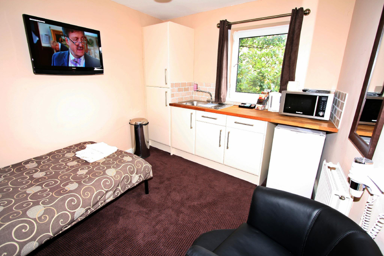 Bedroom 2, Central Studios Gloucester Road by RoomsBooked - Free Parking, Gloucestershire