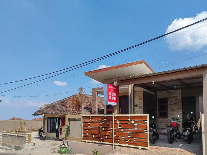 Exterior & Views, RedDoorz near BNS Batu, Malang