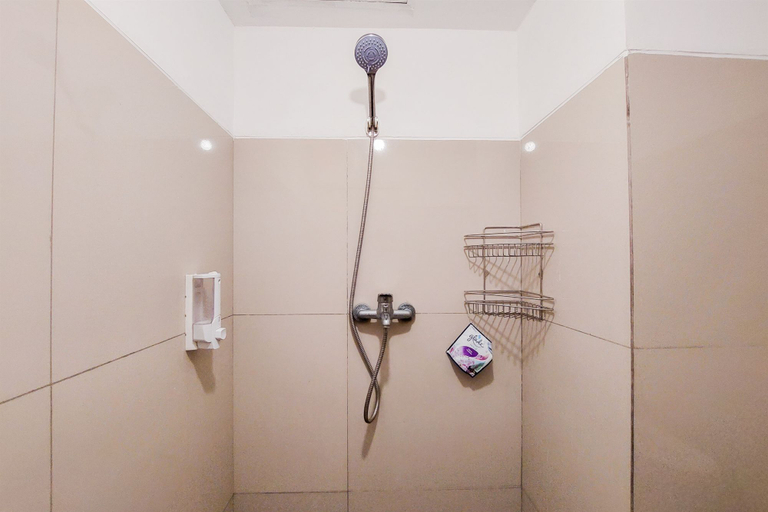 Bathroom 5, Nice and Comfort 1BR at Baileys Apartment By Travelio, Tangerang Selatan