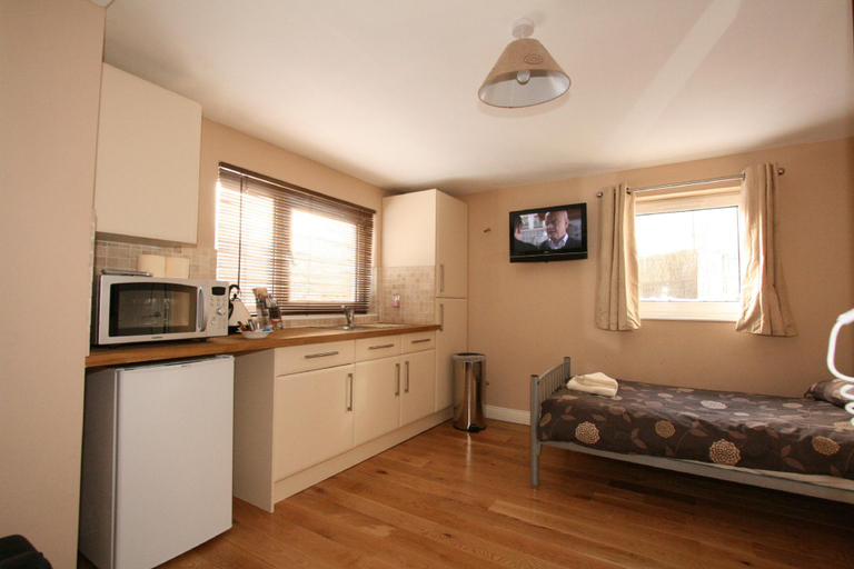 Others 5, Central Studios Gloucester Road by RoomsBooked - Free Parking, Gloucestershire
