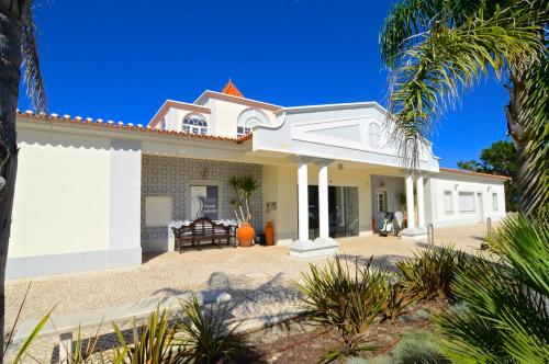 Villa Branca - 4 bedroom holiday villa with pool & WiFi at Praia del Rey, Óbidos