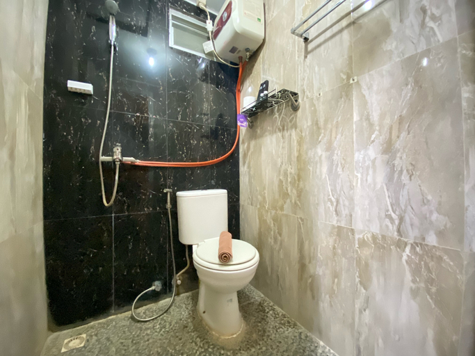 Bathroom 5, Spacious and Private 1BR Apartment Suites @Metro By Travelio, Bandung