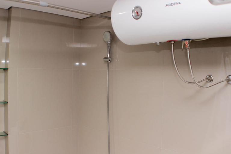 Bathroom 4, Comfort and Minimalist Studio at Azalea Suites Apartment By Travelio, Cikarang