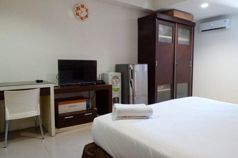 Best Deal Studio Apartment at High Point Serviced By Travelio, Surabaya
