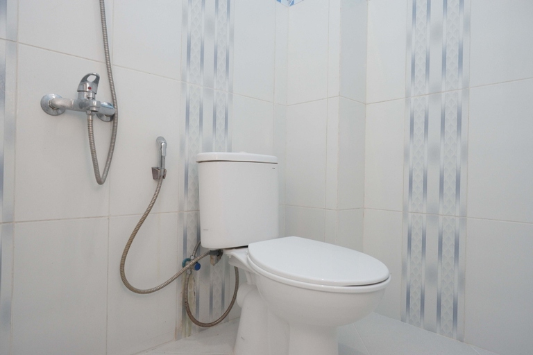 Bathroom, RedDoorz near Terminal Tirtonadi 2, Solo
