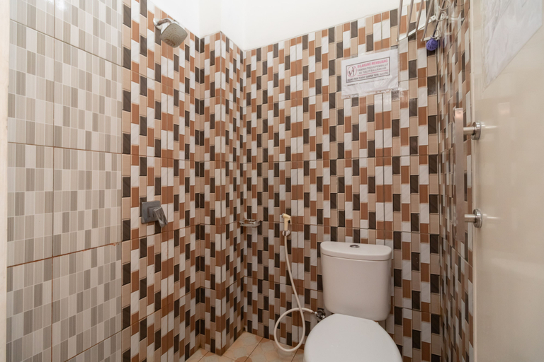 Bathroom 4, RedDoorz Plus near Universitas Saburai Lampung, Bandar Lampung