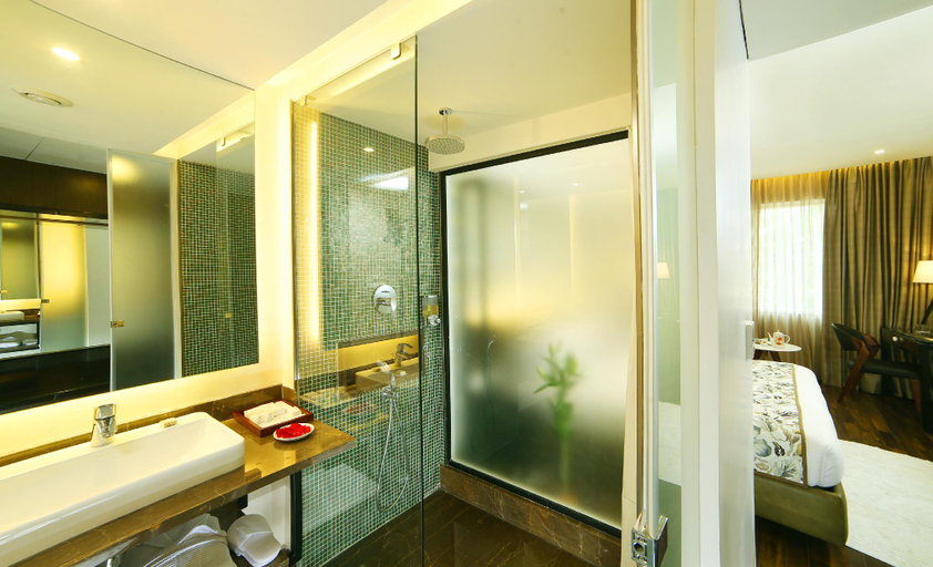 Bathroom 4, The Royale Senate Race Course Road, Bangalore