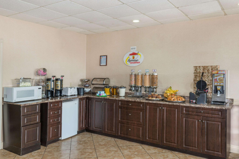 Food & Drinks 5, Super 8 By Wyndham Cambridge/Kitchener/Waterloo Ar, Waterloo