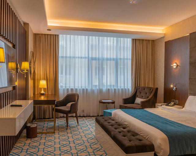 Bedroom 2, Hotel Royal Crown, Bausher