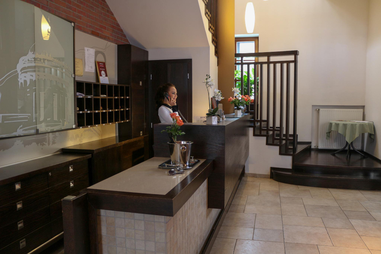 Public Area 3, Bazilika alatt, Esztergom