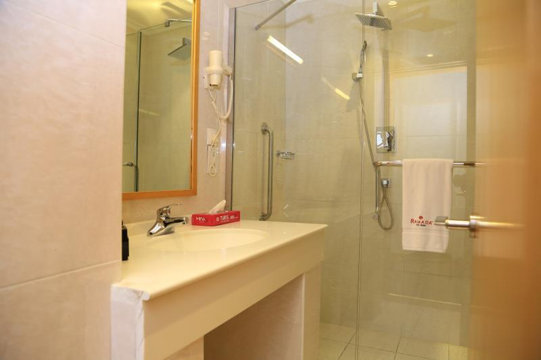 Bathroom 3, Ramada by Wyndham Addis Ababa, Addis Abeba