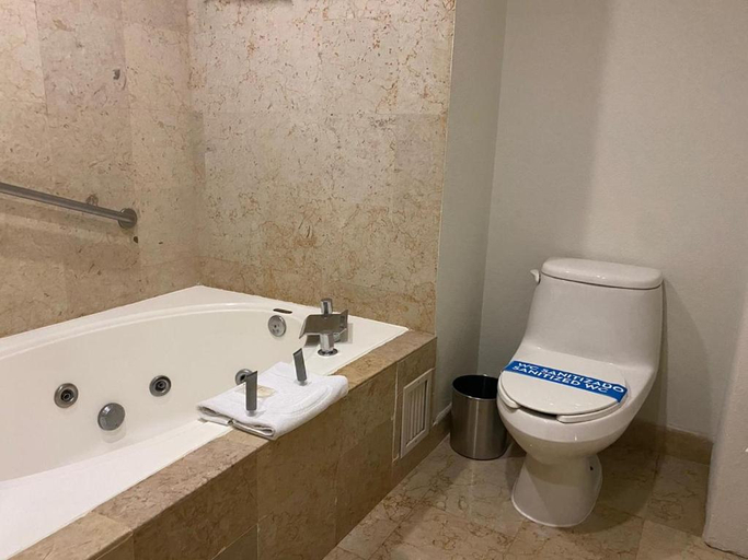 Bathroom 5, Real Inn Torreon, Torreón