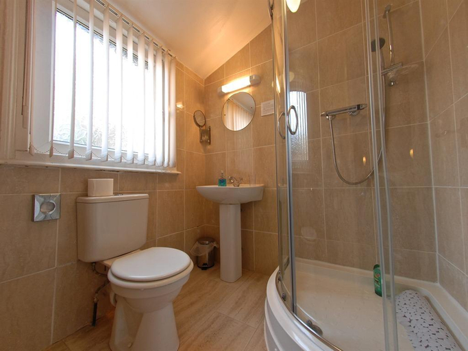 Bathroom 2, Chiltern Holiday apartments, North Yorkshire