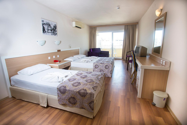 Bedroom 3, Tuntas Beach Hotel Altinkum - All Inclusive, Didim