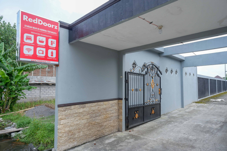 Exterior & Views 2, RedDoorz Syariah near RS Hermina Yogyakarta, Sleman