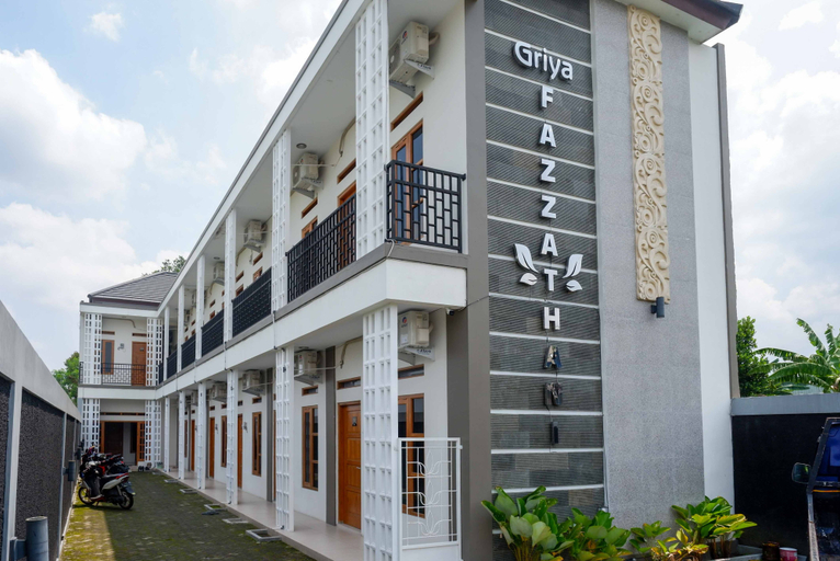 Exterior & Views 2, RedDoorz Syariah near RS Hermina Yogyakarta, Sleman