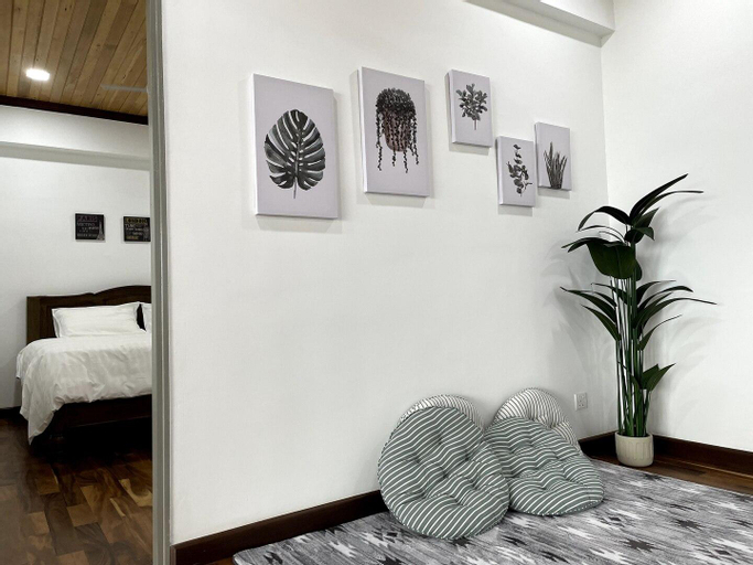 The Venus - Spacious Wooden TOP Floor Apartment, Manjung