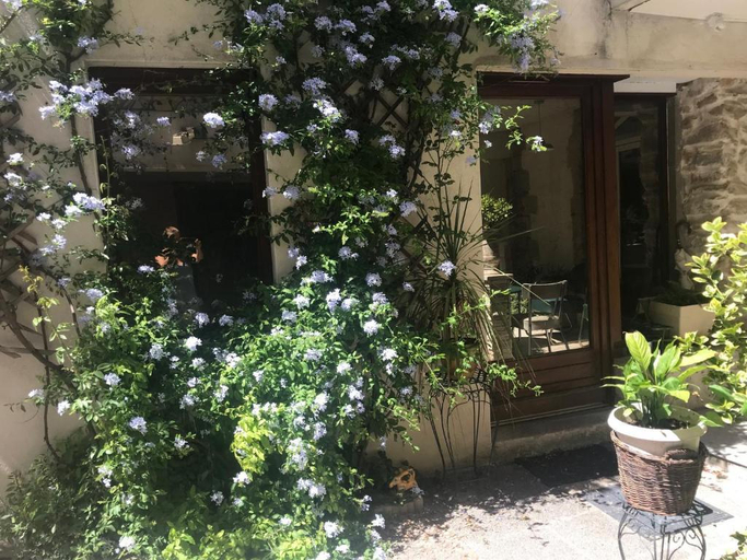 Others 4, Studio nestled in an interior courtyard with independent entrance, private patio, Hérault