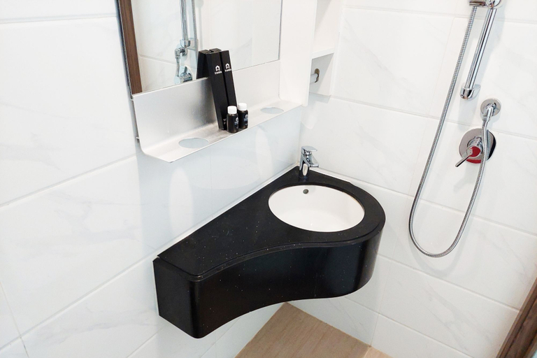 Bathroom 5, Minimalist and Cozy Studio at Sky House BSD Apartment By Travelio, Tangerang Selatan