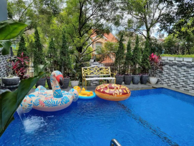 Rumah Awan Bogor with Private Swimming Pool, Bogor